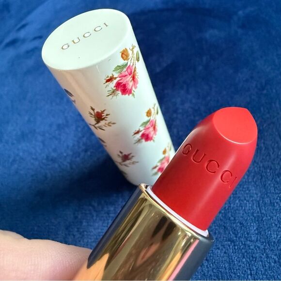GUCCI ROUGE À LÈVRES VOILE – GOLDIE RED 25 | VINTAGE FLORAL - Picture 10 of 17